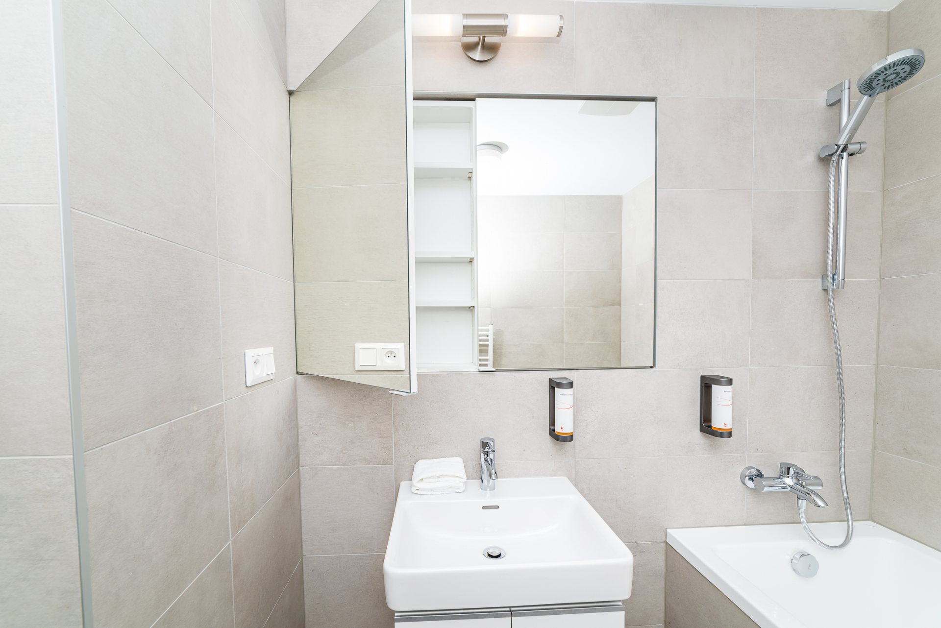 Kúpeľňa v znamení čistých línií, v ktorej si môžete vychutnať večerný kúpeľ v komfortnej vani.