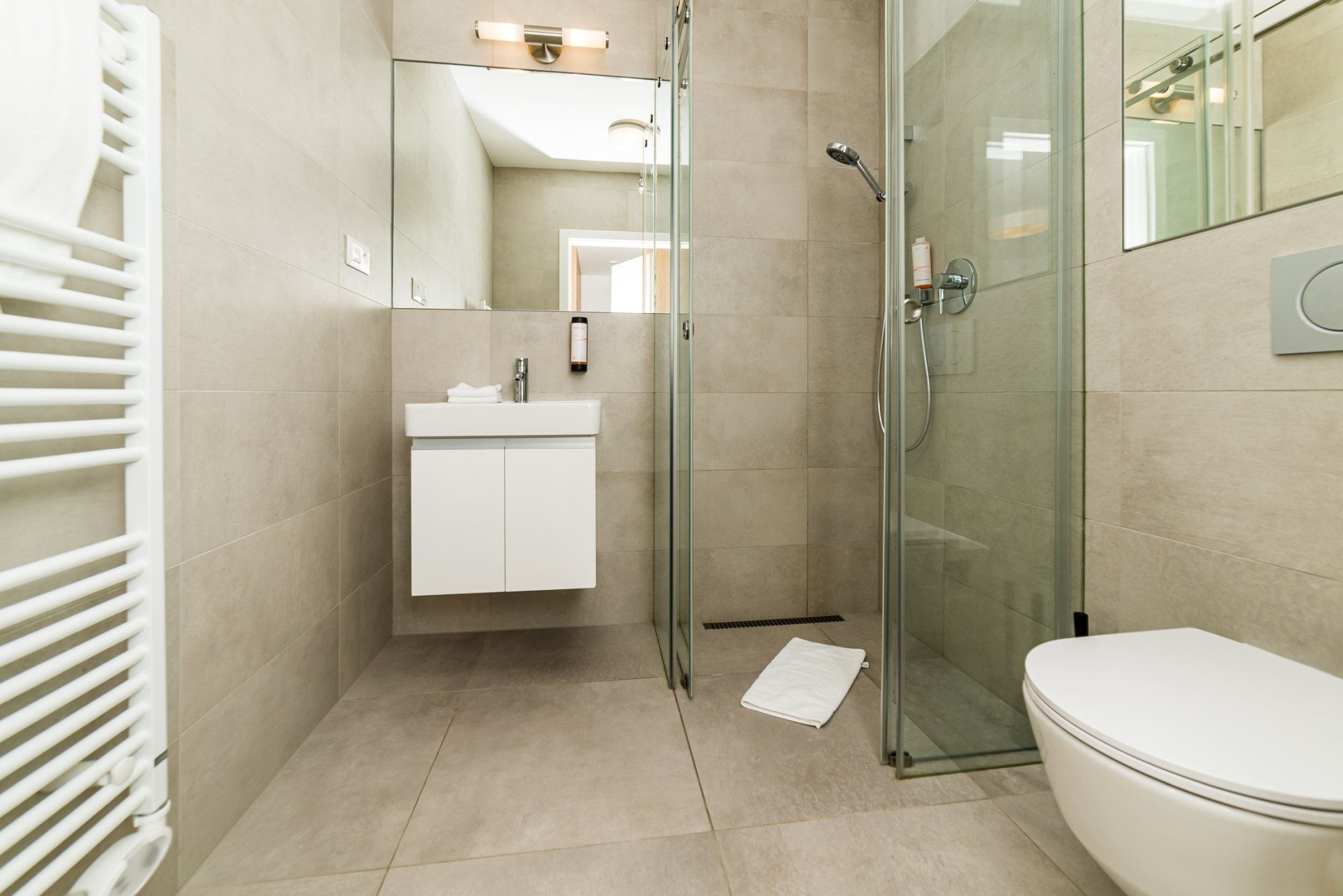 Kúpeľňa spojená s WC, ktorá poskytuje dostatočný komfort.