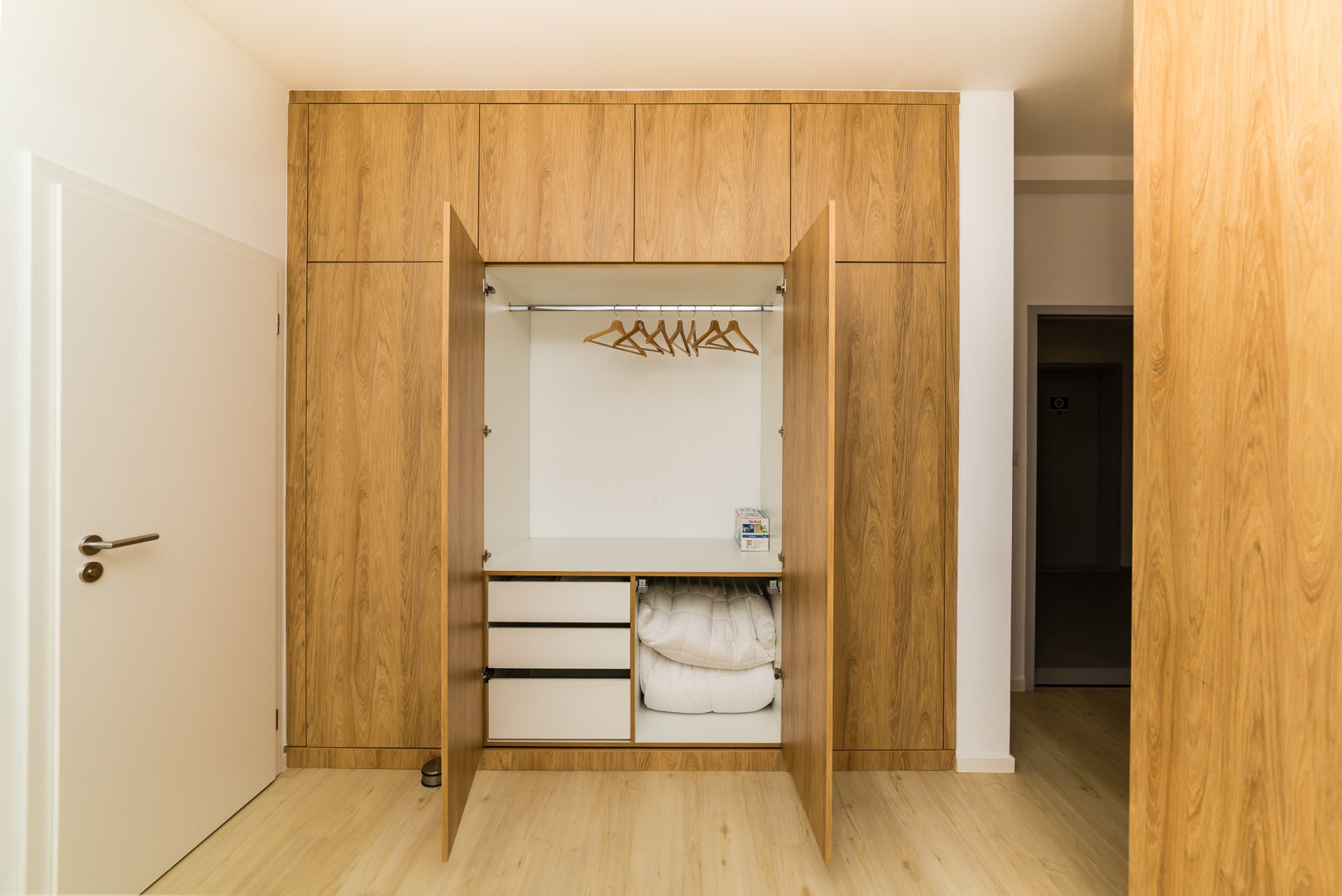 Dostatok úložného priestoru v každom jednom apartmáne poskytujú na mieru vyrobené vstavané skrine.