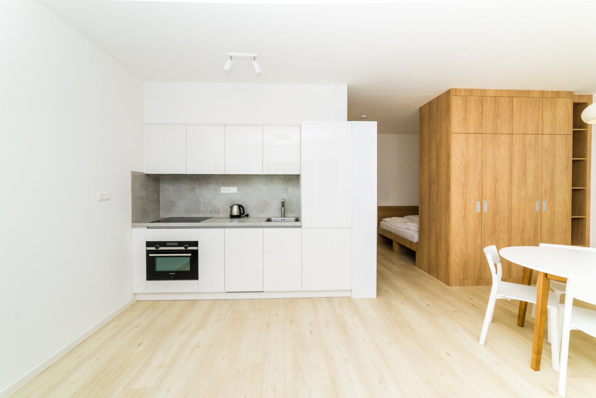 Plne vybavená kuchyňa, kde nájdete všetko, čo potrebujete k základnej príprave pokrmov.