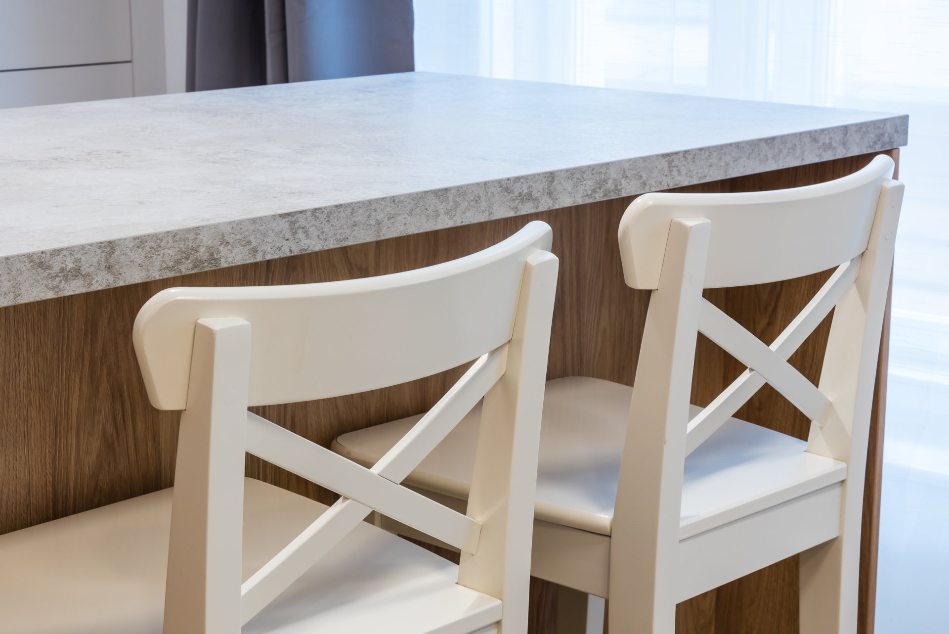 Kuchynský ostrov nielen na prácu, ale rovnako aj na vychutnávanie si pripravených raňajok, či obeda.