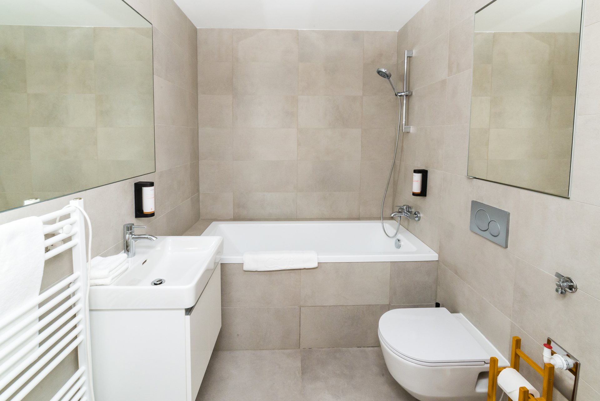 Kúpeľňa spojená s toaletou v znamení čistých línií, v ktorej si môžete vychutnať večerný kúpeľ v komfortnej vani.