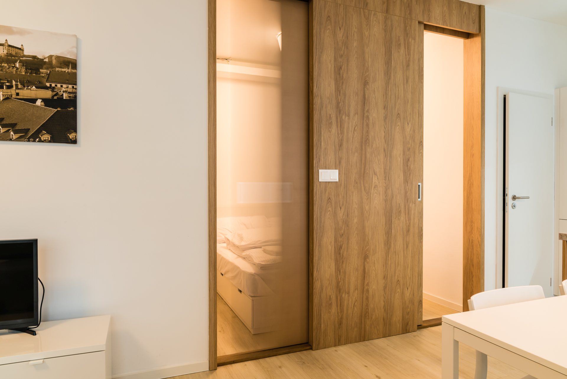 Súkromie vytvorené jednoduchým zatiahnutím paravánu.