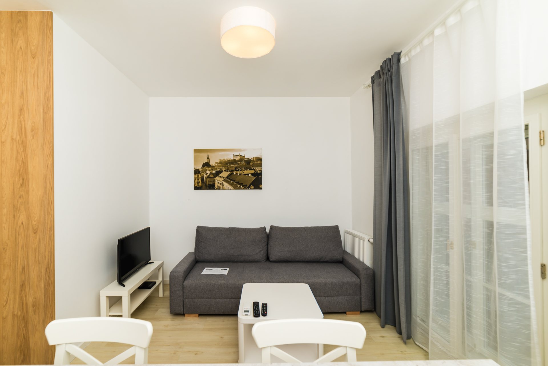 Komfortné posedenie v obývacej izbe spojenej s kuchyňou.