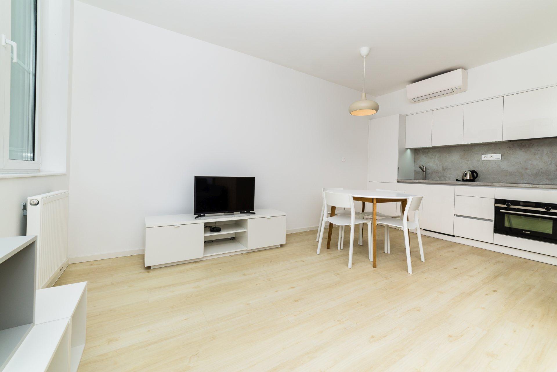 Komfortné posedenie v obývacej izbe spojenej s kuchyňou.