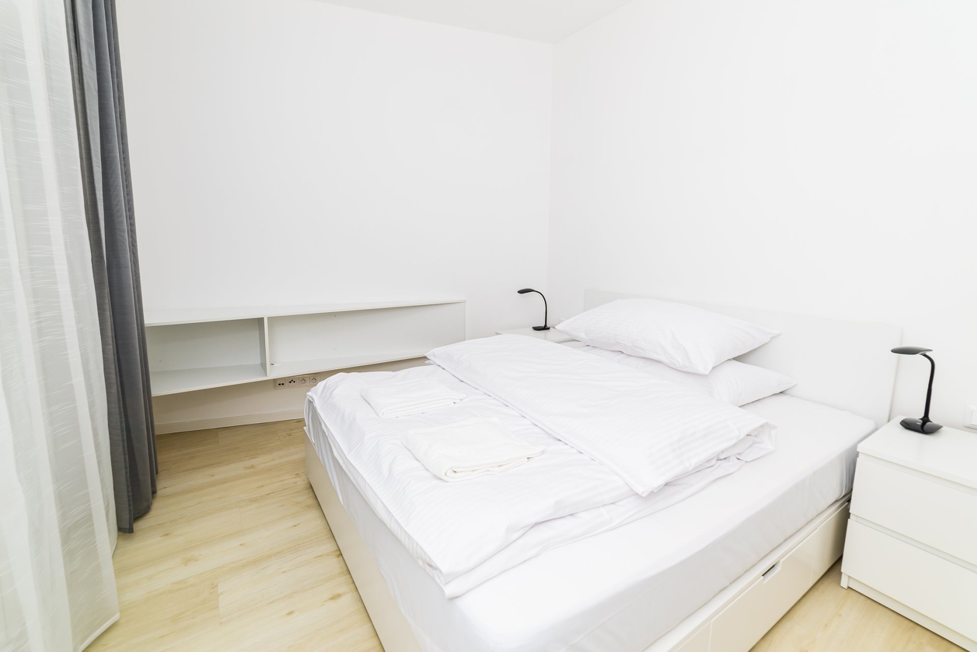 Oddelená spálňa, poskytujúca dostatočný komfort na spanie.