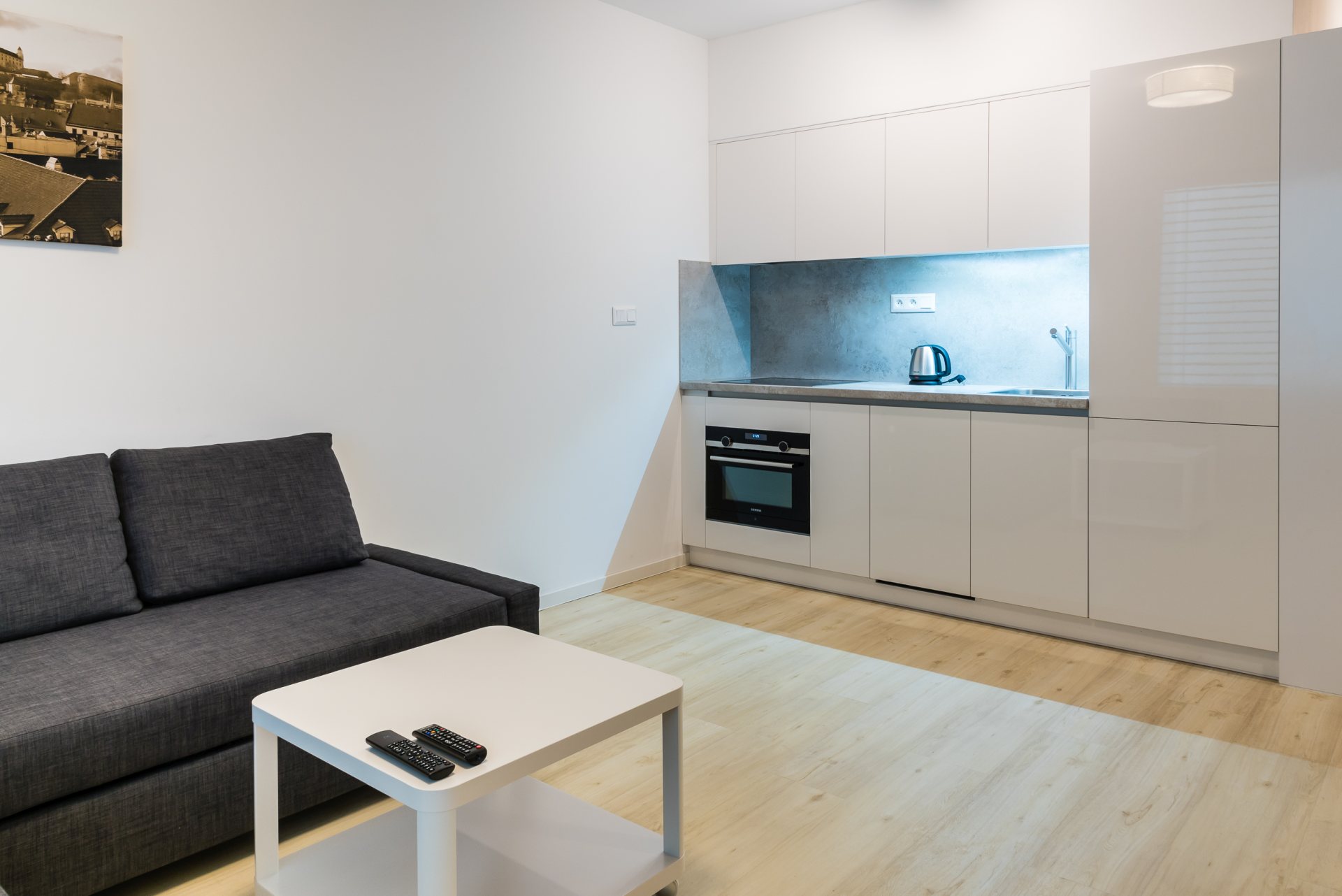 Komfortné posedenie v obývacej izbe spojenej s kuchyňou.