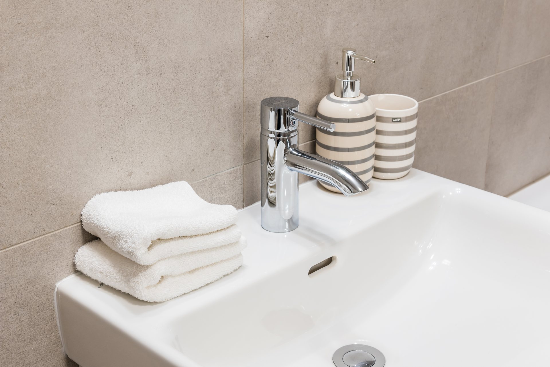 Hygienické potreby môžete automaticky vyškrtnúť zo svojho cestovateľského zoznamu. My Vám poskytneme všetky základné hygienické potreby.