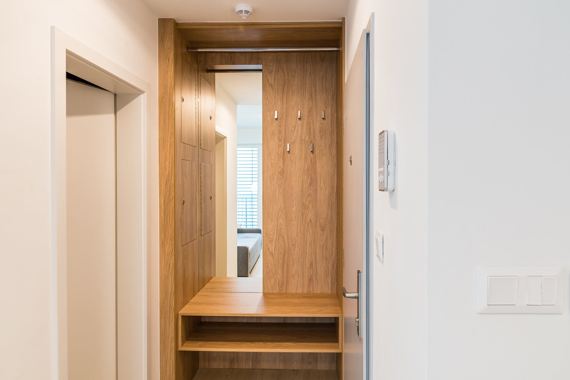 V najväčšom z našich apartmánov, nájdete priestranný vstup s množstvom úložného priestoru.