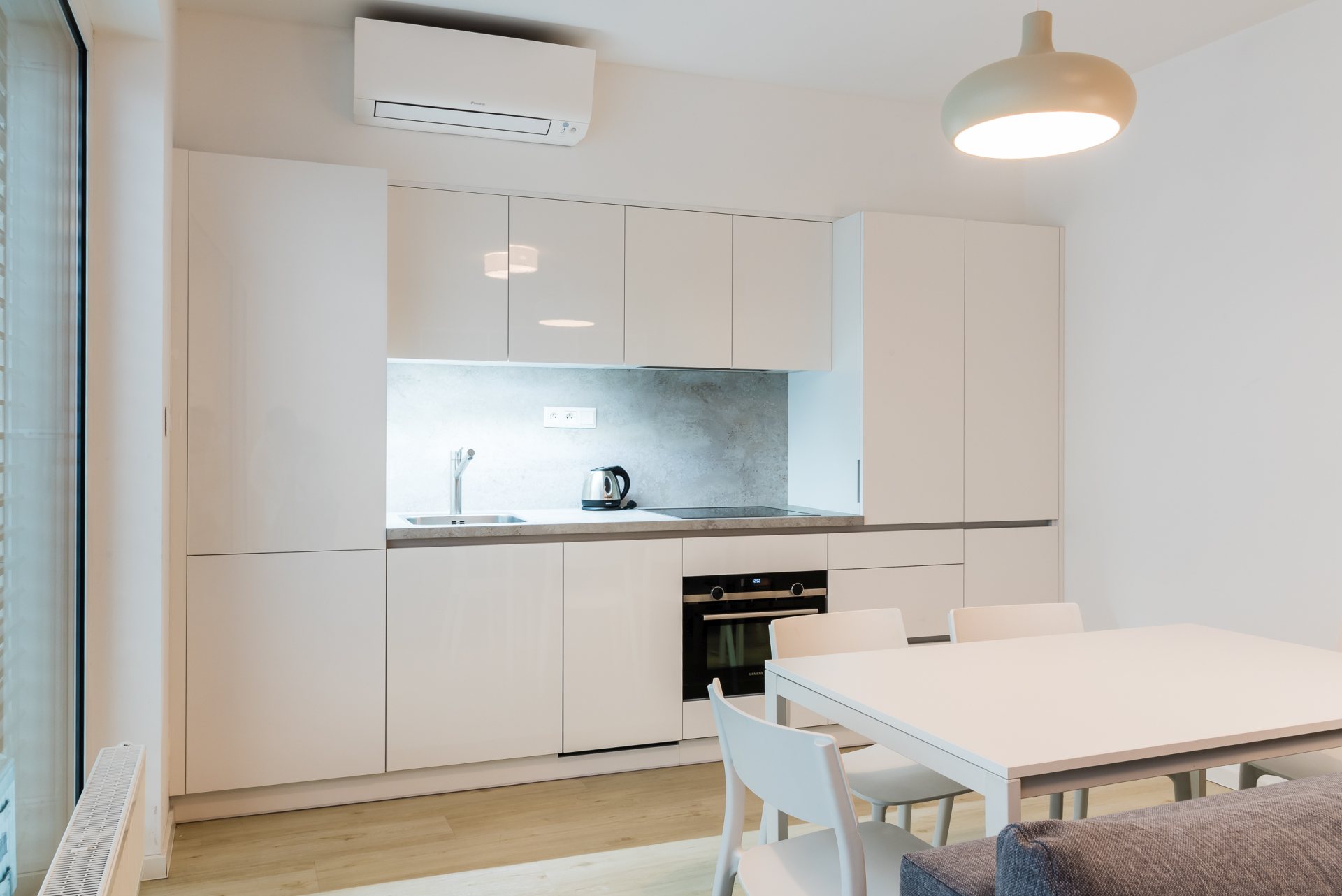 Plne vybavená kuchyňa, kde nájdete všetko, čo potrebujete k základnej príprave pokrmov.