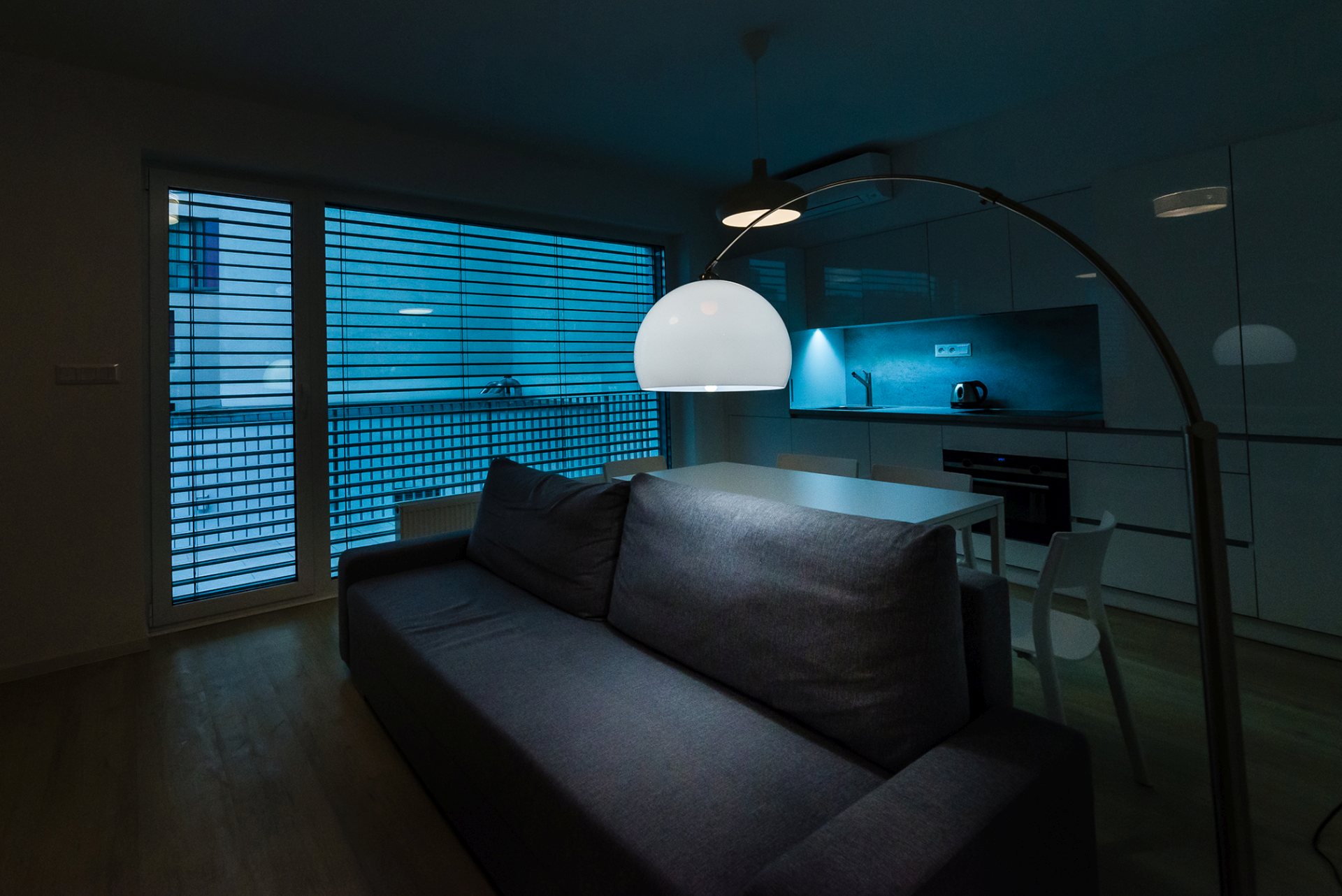 Komfortné posedenie v obývacej izbe spojenej s kuchyňou.