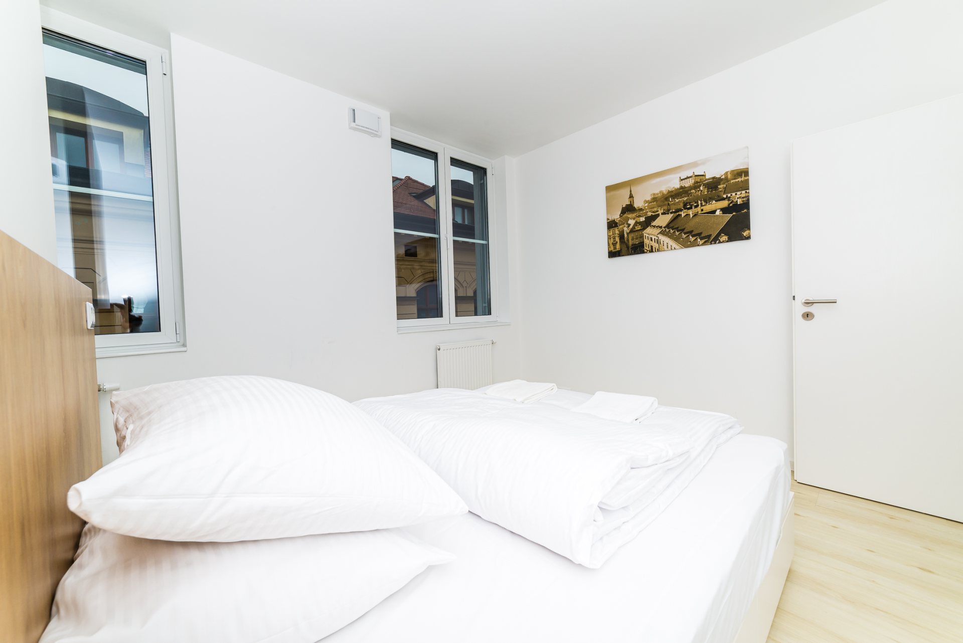 Oddelená priestranná spálňa, samozrejme s klimatizáciou a vonkajšími žalúziami.