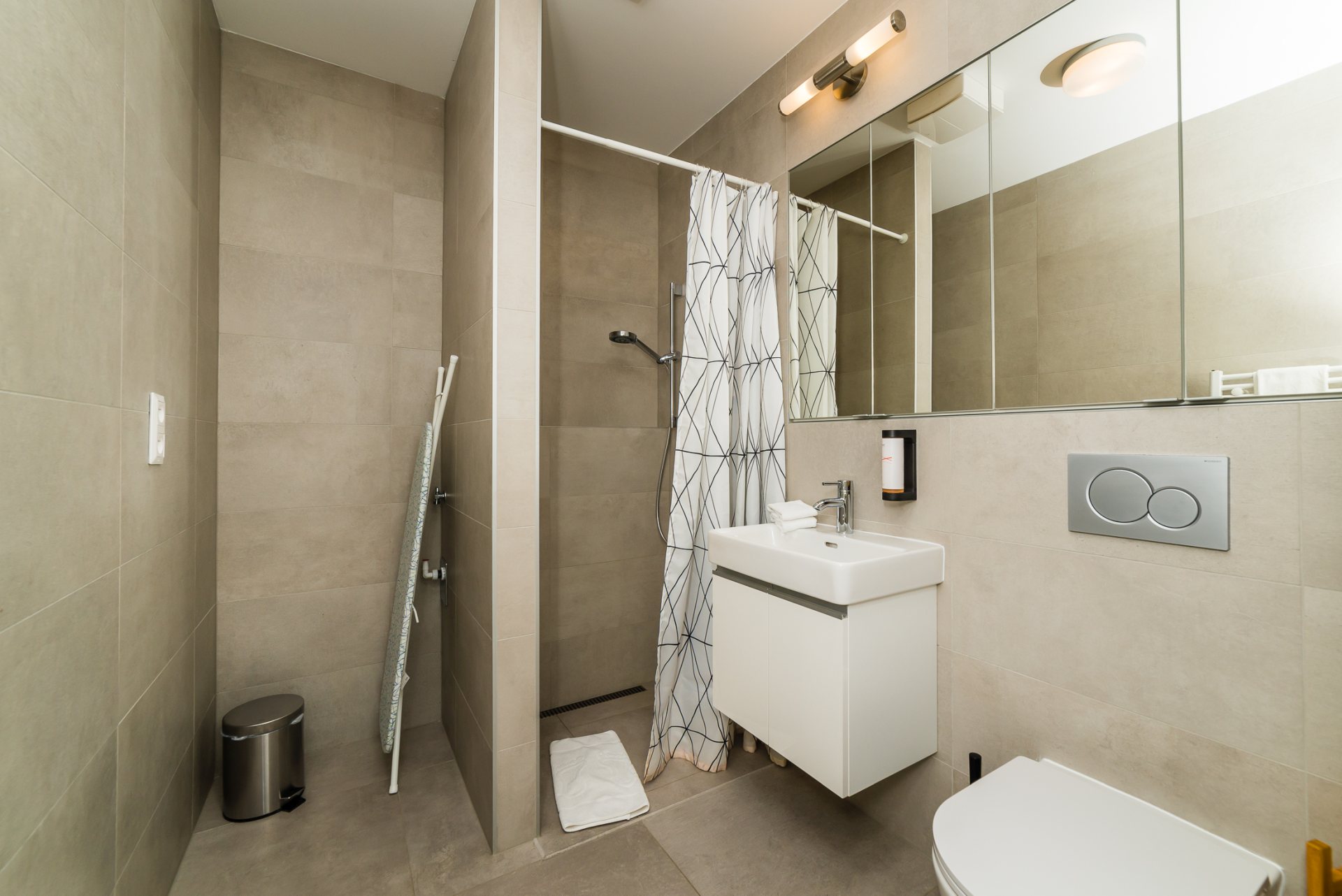 Kúpeľňa spojená s toaletou v znamení čistých línií, v ktorej si môžete vychutnať večerný kúpeľ v komfortnej vani.