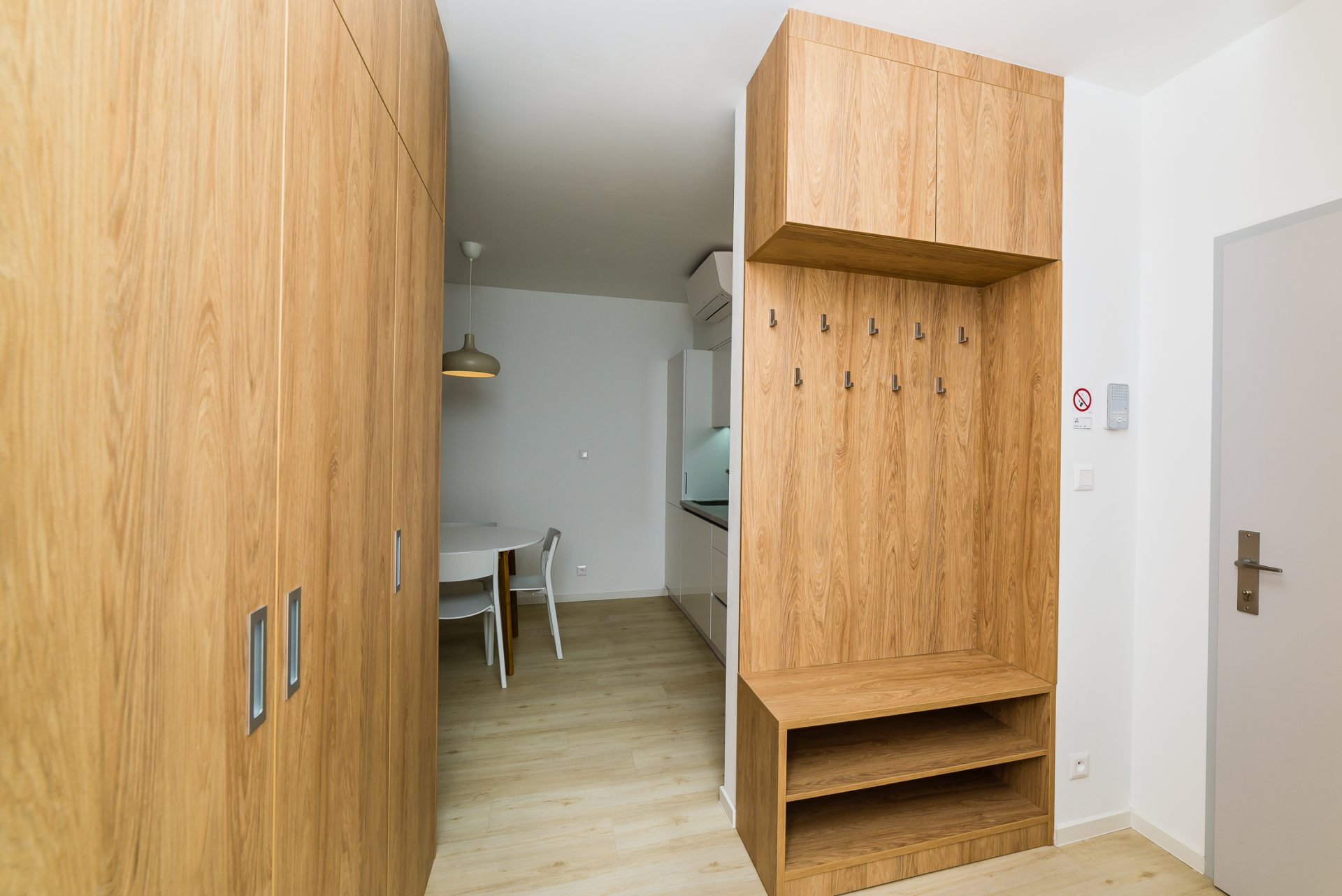 V najväčšom z našich apartmánov, nájdete priestranný vstup s množstvom úložného priestoru.