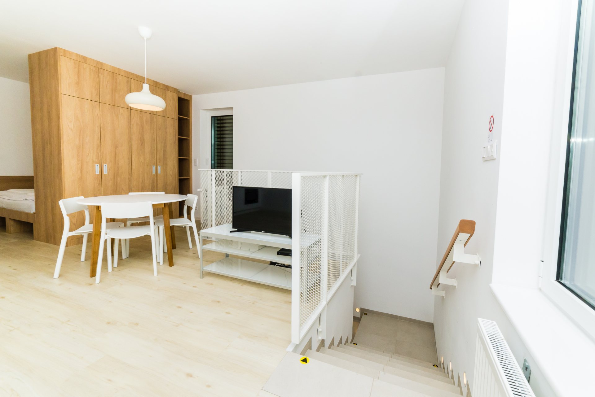 Zaujímavosťou tohto štúdia sú schody, ktoré oddeľujú samotný vstup do štúdia od jeho zvyšku.