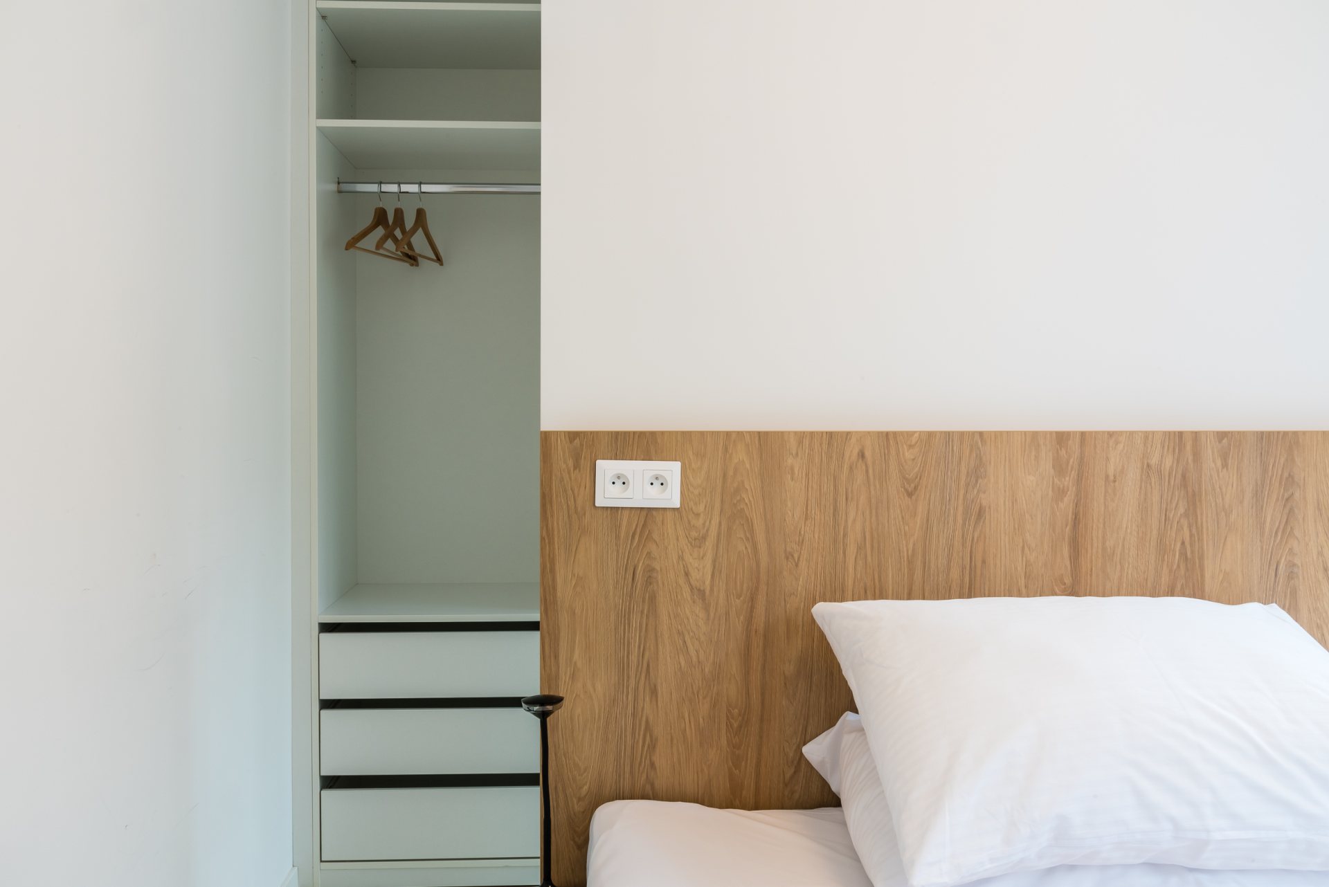 Šatník, ak nie je na chodbe, je ukrytý za posteľou v spálni.