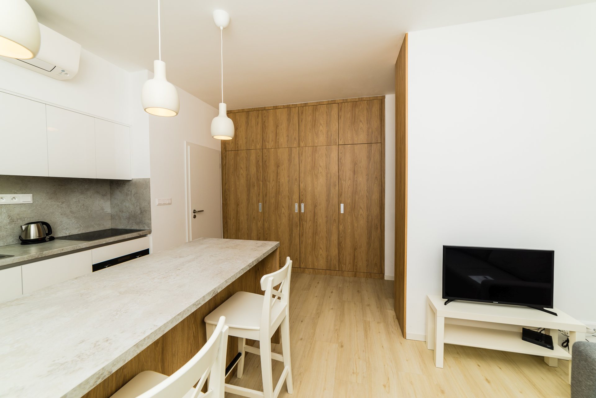 Komfortné posedenie v obývacej izbe spojenej s kuchyňou.