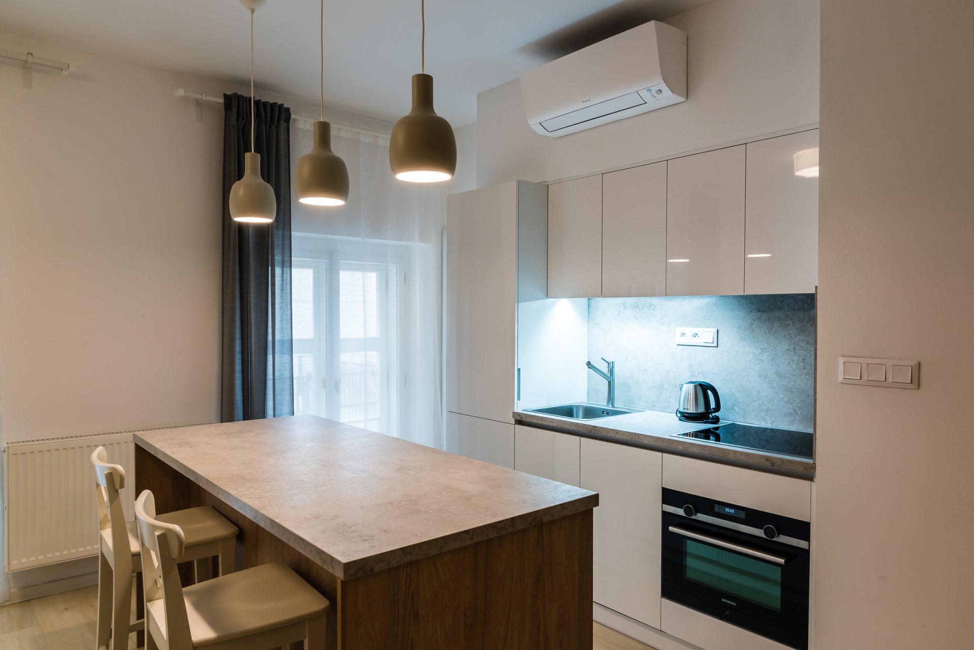 Kuchyňa spojená s obývacou izbou.